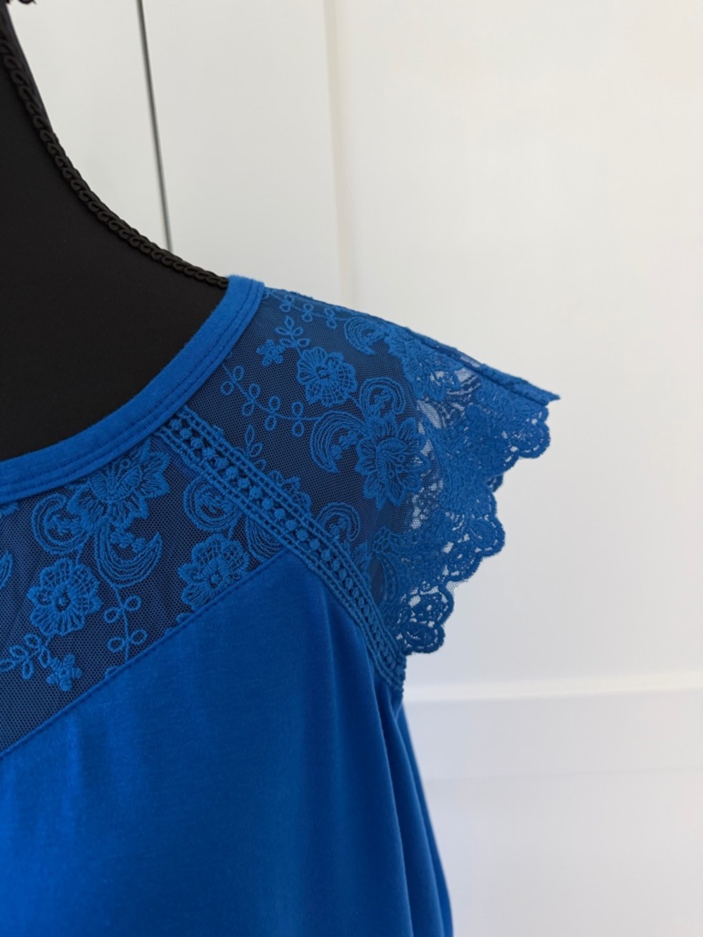 NWT Miholl Lace Scalloped Edge Cap-Sleeve Top in Royal Blue, XL - Picture 4 of 8